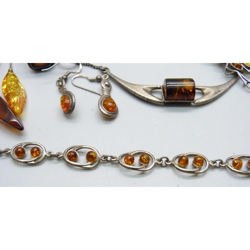 975G - A collection of silver, white metal and amber jewellery