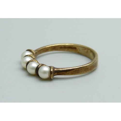 979 - A 9ct gold ring set with four pearls, 2.1g, L