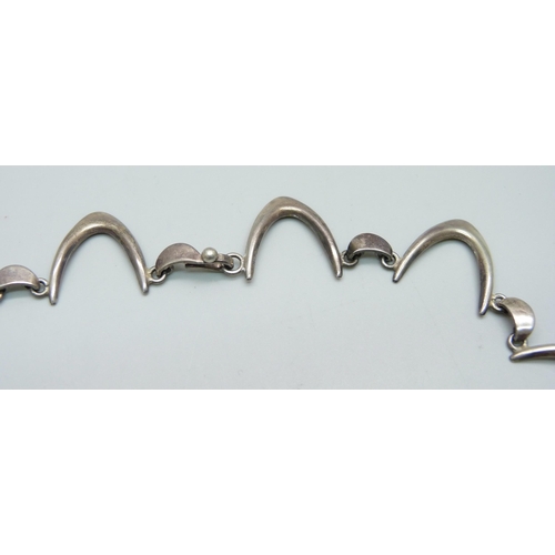 981 - A Danish Arne Johansen 'Boomerang' silver necklace, 38cm