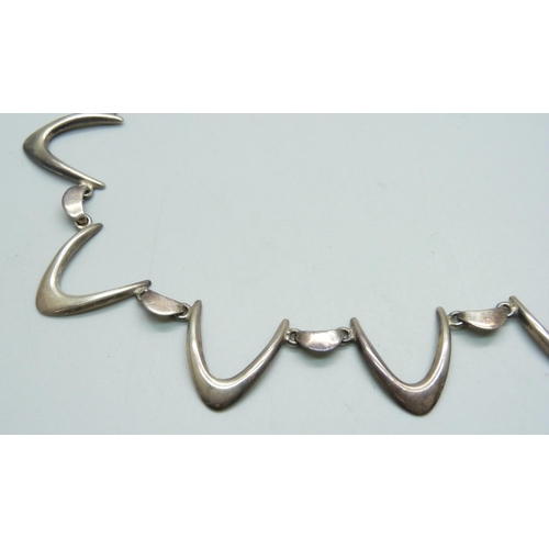 981 - A Danish Arne Johansen 'Boomerang' silver necklace, 38cm