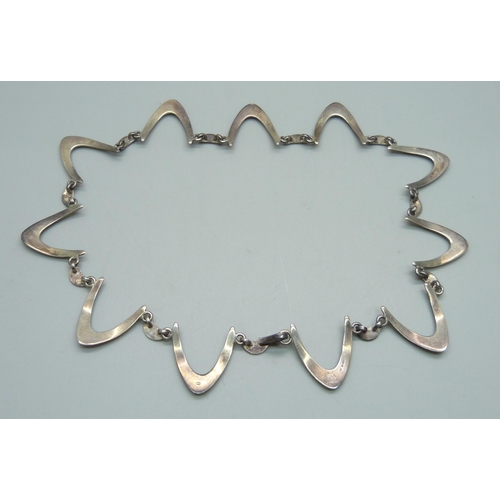 981 - A Danish Arne Johansen 'Boomerang' silver necklace, 38cm