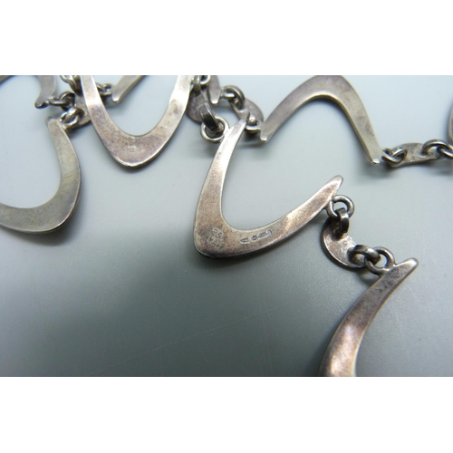 981 - A Danish Arne Johansen 'Boomerang' silver necklace, 38cm