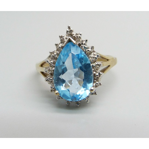 985 - A 9ct gold and blue stone ring, 3.3g, P