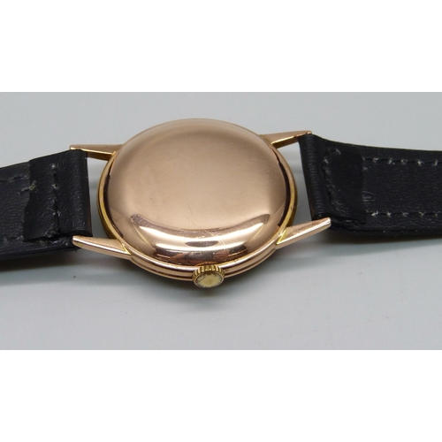 990 - A gentleman's 9ct gold cased Avia wristwatch, 32mm case