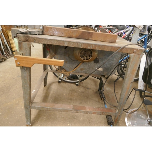 2153 - An industrial table saw