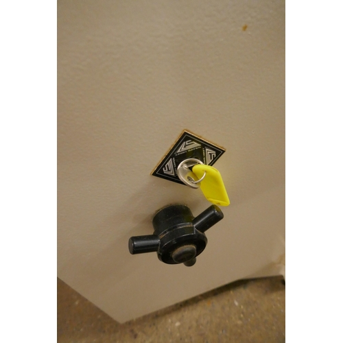 2171 - A Leigh Safes floor safe with key (40 x 41cm)