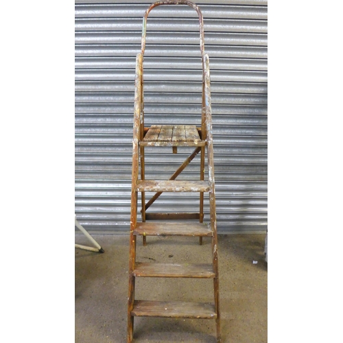 2147 - A 5 rung wooden step ladder, 5 rung triple aluminium step ladder and a set of 2 step safety steps