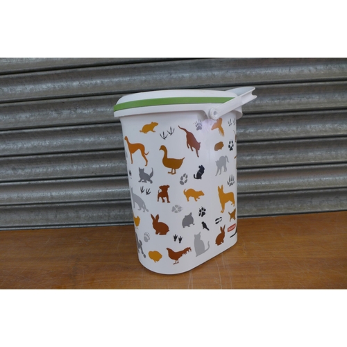 2273 - A Curver dog food storage box