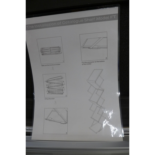 2284 - 6 extendable glass shelves stored in aluminium flight cases