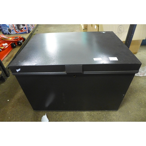 2325 - A metal storage box 45 x 62cm