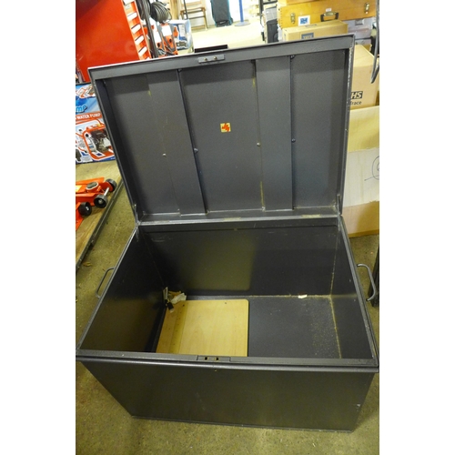 2325 - A metal storage box 45 x 62cm