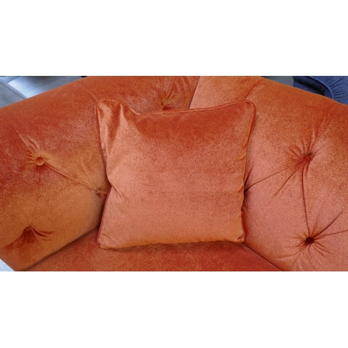 1522 - A tangerine velvet buttoned three seater sofa