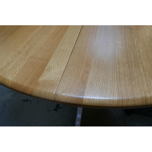 1564 - An oak extending dining table