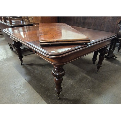 216 - An early Victorian mahogany extending dining table