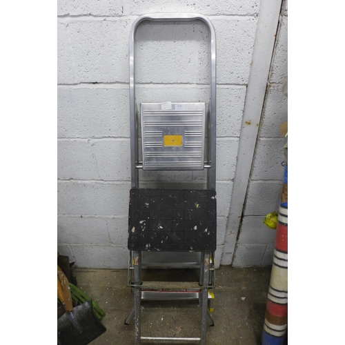 2173 - 2 step ladders including a 4 rung aluminium step ladder and a set of 2 rung aluminium steps