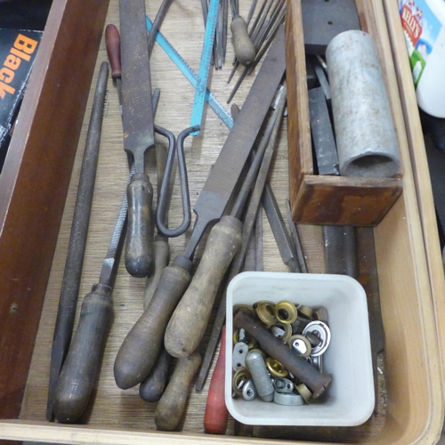 2033 - 3 wooden trays of assorted hand tools and other items including hammers, mallets, files, a vice, nut... 