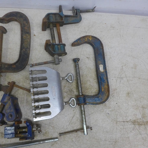 2039 - A box of assorted tools including Wolf Craft jig, Record sash clamp heads, G clamps, hand saws etc.