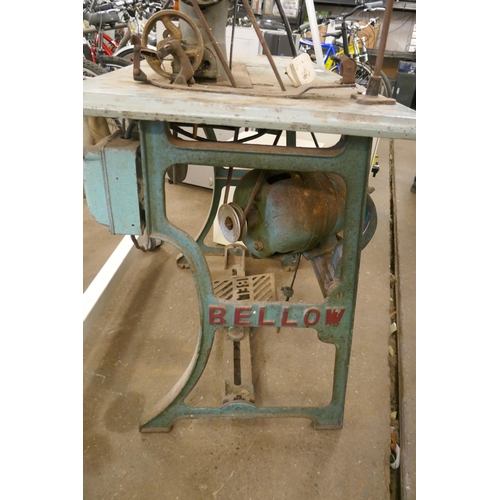 2292 - A vintage Singer 31K15 sewing machine and Bellow sewing machine table