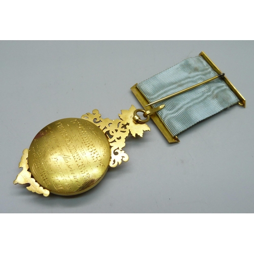 1002 - A Masonic medallion, cased