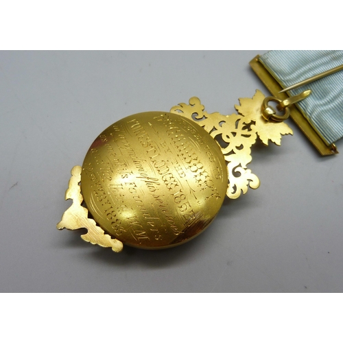 1002 - A Masonic medallion, cased