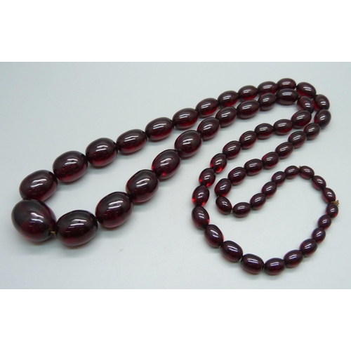 1023 - A sherry amber bead necklace, 86.8g