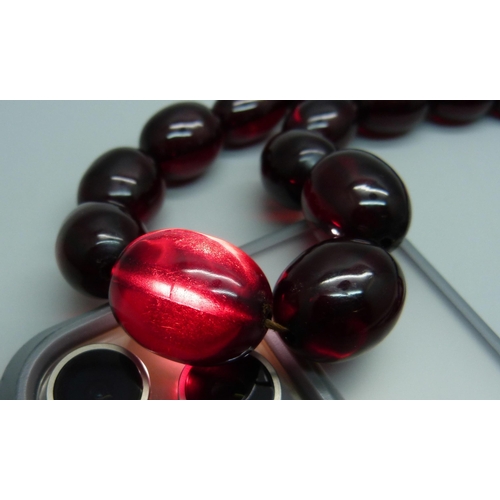 1023 - A sherry amber bead necklace, 86.8g