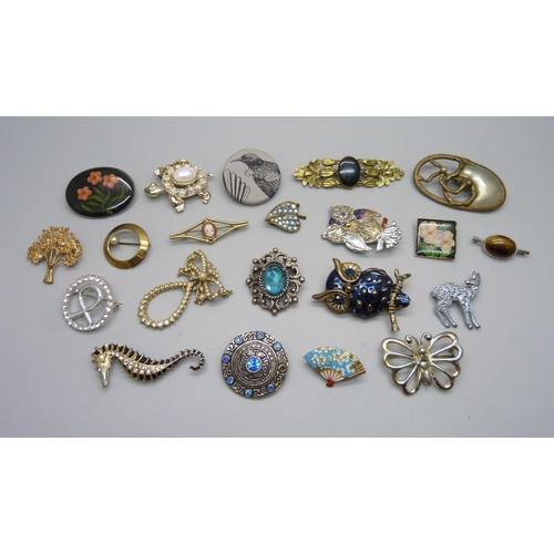 1025 - A collection of brooches