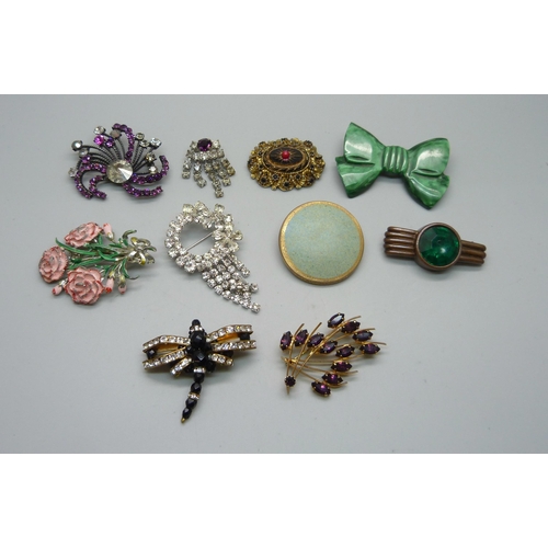 1038 - Ten costume brooches including Bakelite and a Herguz dragonfly brooch, some signed