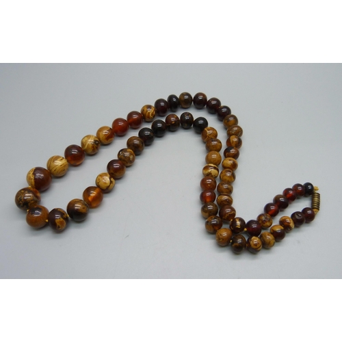 1059 - An amber necklace, 64cm, 45g, possibly reconstructed amber