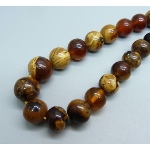 1059 - An amber necklace, 64cm, 45g, possibly reconstructed amber