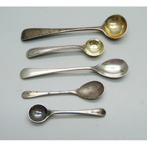 1067 - Five silver condiment spoons, 33g