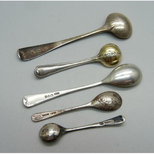 1067 - Five silver condiment spoons, 33g