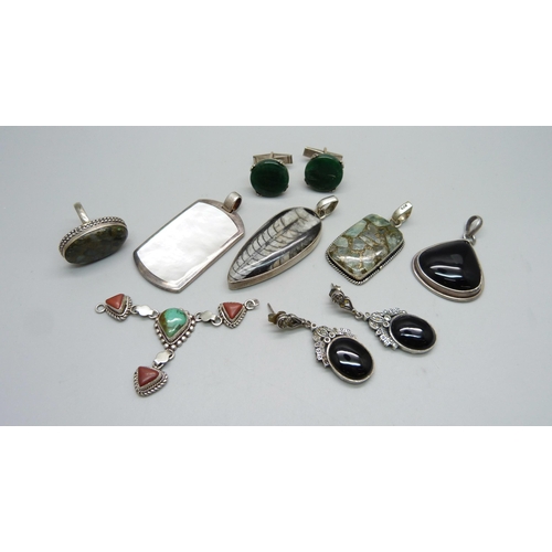 1071 - Ten items of silver mounted jewellery