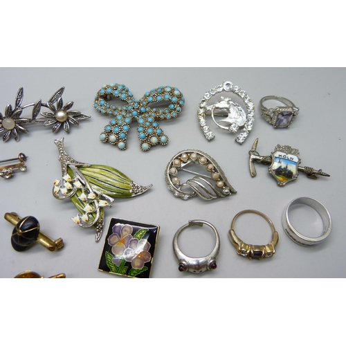 1072 - A Mizpah brooch, Art Nouveau style brooch and other costume jewellery