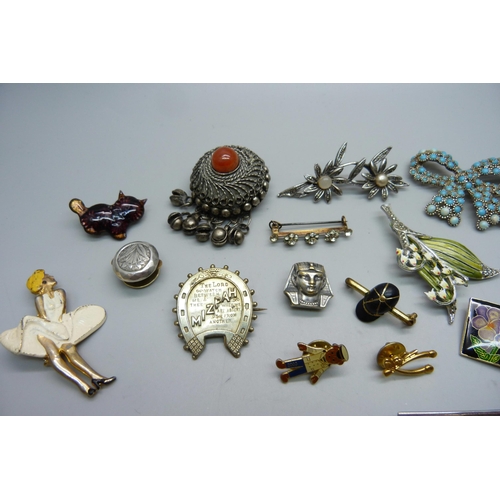 1072 - A Mizpah brooch, Art Nouveau style brooch and other costume jewellery