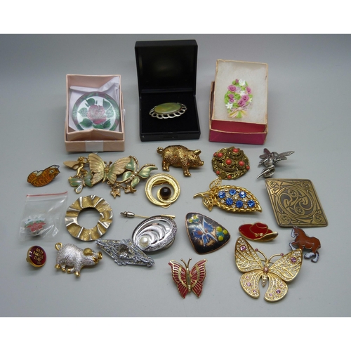 1075 - A collection of costume brooches and pins including Folly Folly, Ciro, Czech etc., some signed