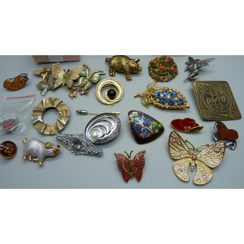 1075 - A collection of costume brooches and pins including Folly Folly, Ciro, Czech etc., some signed