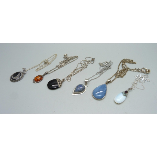 1076 - Six silver pendants and chains