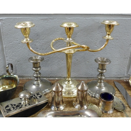 1080 - A box of mixed silver plate **PLEASE NOTE THIS LOT IS NOT ELIGIBLE FOR IN-HOUSE POSTING AND PACKING*... 