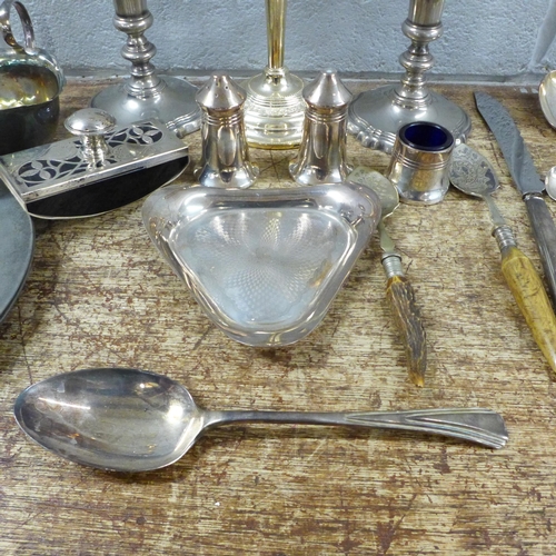 1080 - A box of mixed silver plate **PLEASE NOTE THIS LOT IS NOT ELIGIBLE FOR IN-HOUSE POSTING AND PACKING*... 