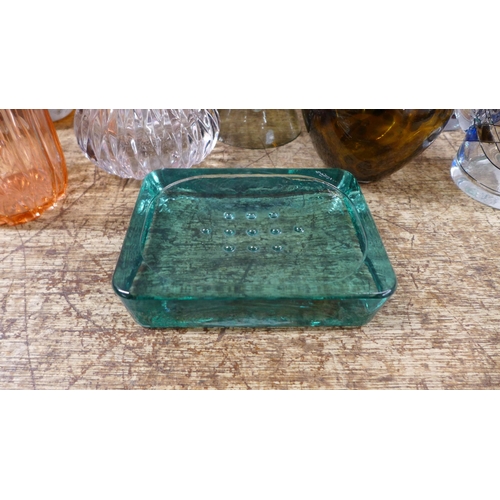 1108 - Ten pieces of glass including a heavy soap dish **PLEASE NOTE THIS LOT IS NOT ELIGIBLE FOR IN-HOUSE ... 