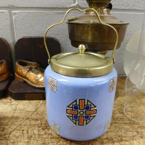 1128 - An Art Deco style biscuit barrel, a plated footed sweetmeat dish, a pair of bookends and an oil lamp... 