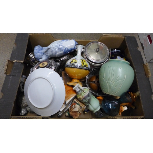 1133 - A box of pottery and plated items**PLEASE NOTE THIS LOT IS NOT ELIGIBLE FOR IN-HOUSE POSTING AND PAC... 