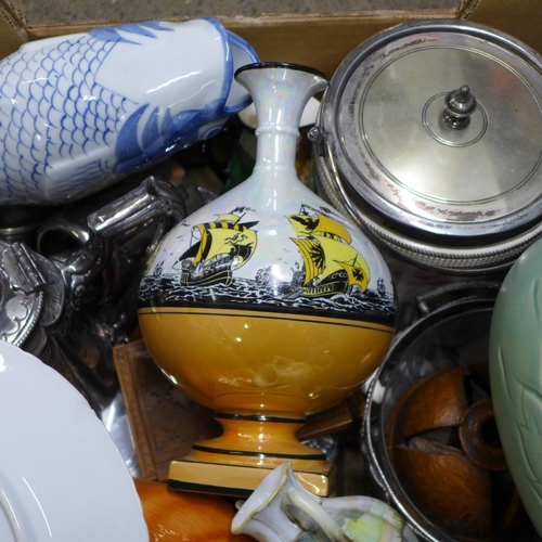 1133 - A box of pottery and plated items**PLEASE NOTE THIS LOT IS NOT ELIGIBLE FOR IN-HOUSE POSTING AND PAC... 