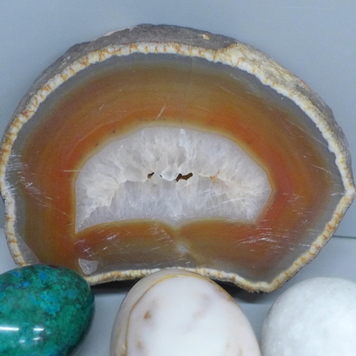 624 - Six agate eggs and a mineral slice