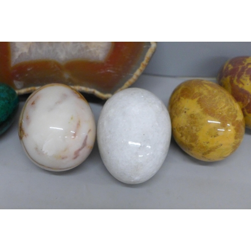 624 - Six agate eggs and a mineral slice