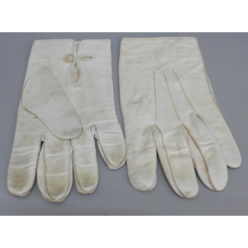 628 - A pair of white kid leather gloves and an early 20th Century beaded evening purse