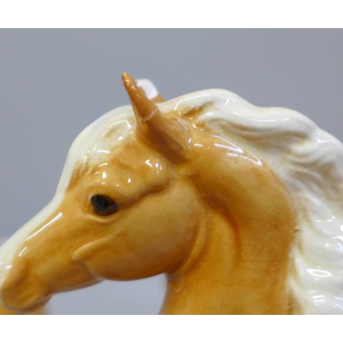 645 - A Beswick family of Palomino horses (5) tallest with chip to ear