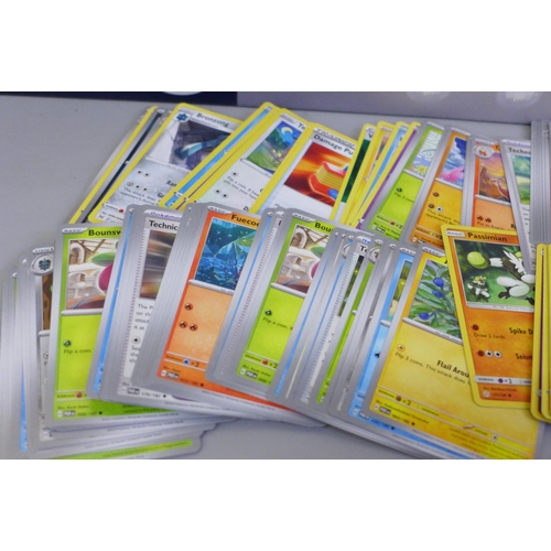 659 - Approx. 1200 assorted Pokemon cards