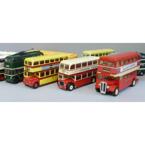 660 - Die-cast model buses and coaches, etc. (15)